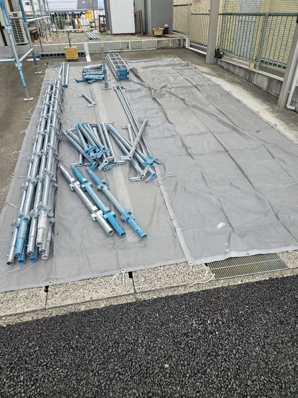 豊明市　足場部材の搬入・設置準備の様子